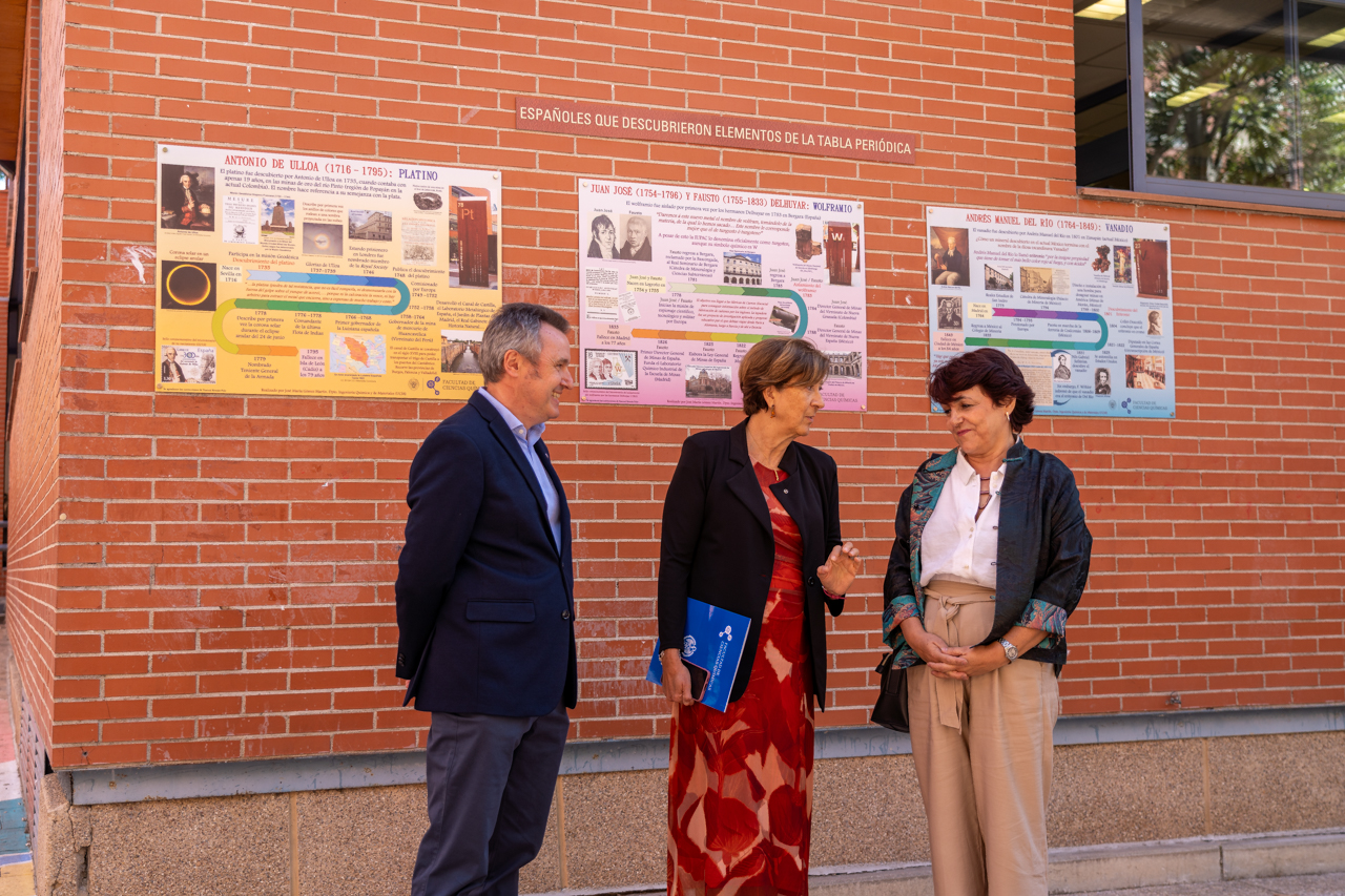 Químicas inaugura unos paneles sobre los cuatro “descubridores” españoles de elementos de la tabla periódica